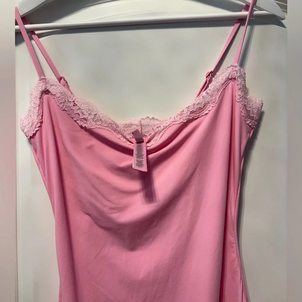 Skims NWOT Bubblegum Lace Trim Slip Dress Double Lined - Picture 2 of 4